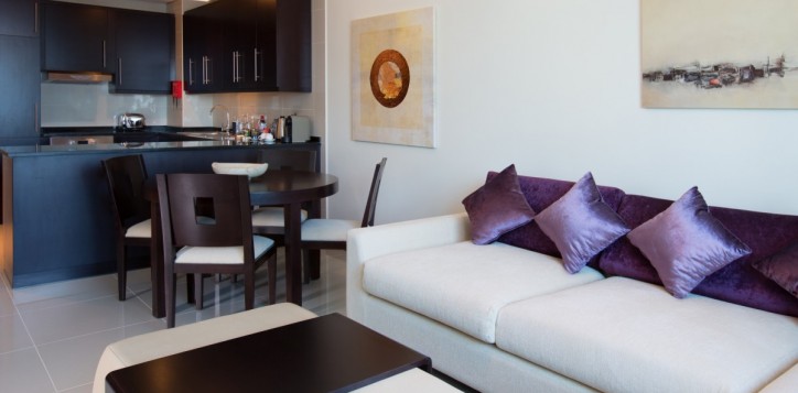 deluxe-executive-room-with-1-king-bed-2-2