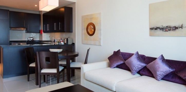 one-bedroom-executive-suite-separate-living-and-dining-room-executive-lounge-access-2